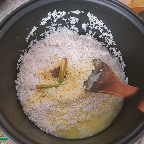 Tuang ke dalam beras yang sudah dicuci bersih.