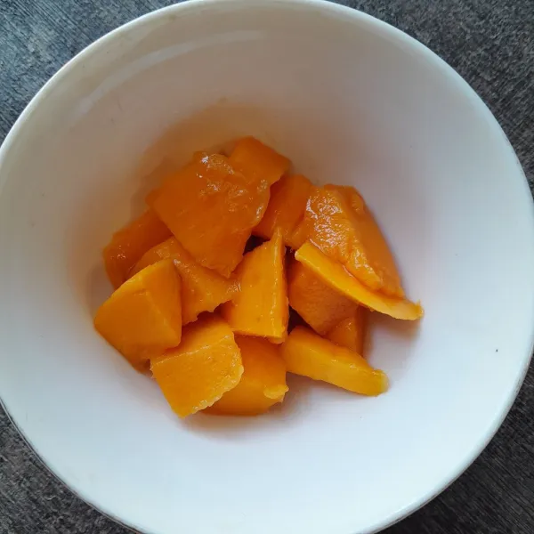 Masukkan mangga ke dalam mangkok saji.