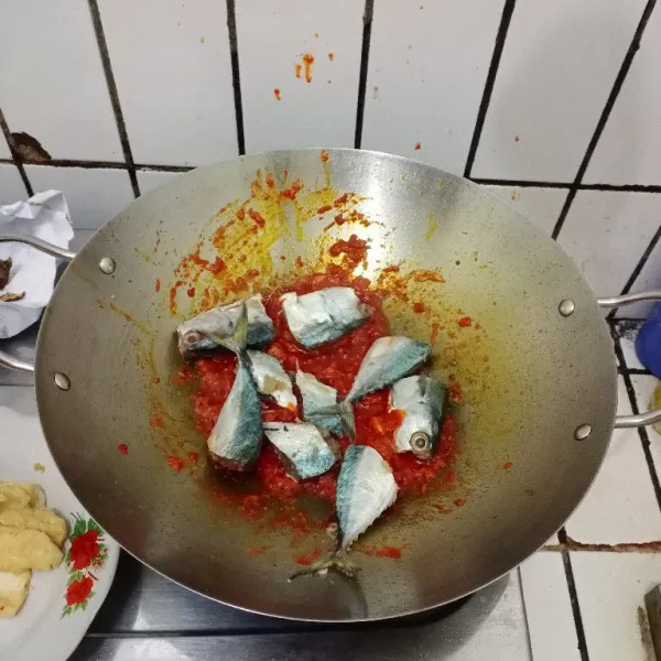 Masukkan ikan. Aduk rata. Tambahkan tahu dan air. Masak hingga bumbu meresap.