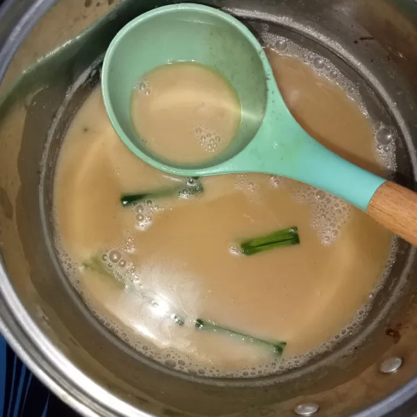 Campur semua bahan kuah kinca dan aduk rata. Masak hingga mendidih sambil diaduk hingga rata supaya tidak pecah, matikan api. Sajikan dengan putu mayang.