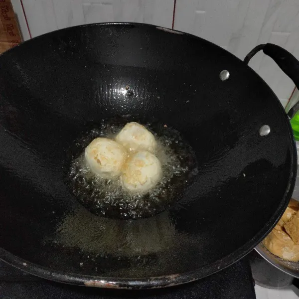 Goreng telur yang sudah di rebus.