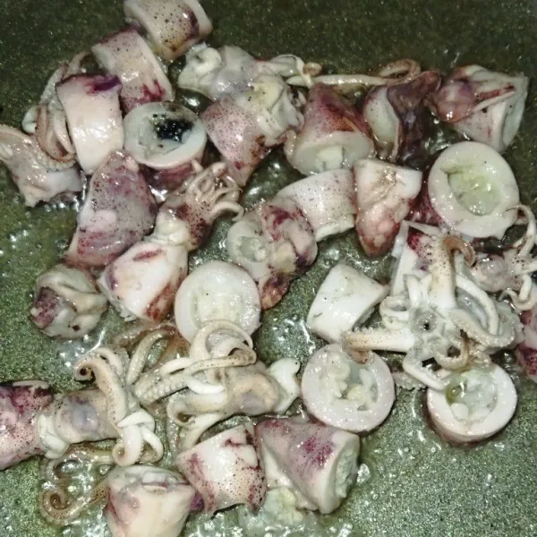 Siapkan wajan. Panaskan minyak goreng. Masukkan cumi asin, kemudian goreng hingga matang. Pinggirkan ke samping wajan.