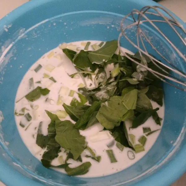 Masukkan daun bawang dan daun bayam, aduk rata.