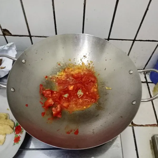 Masukkan cabe giling dan tomat. Masak hingga bau langunya hilang.