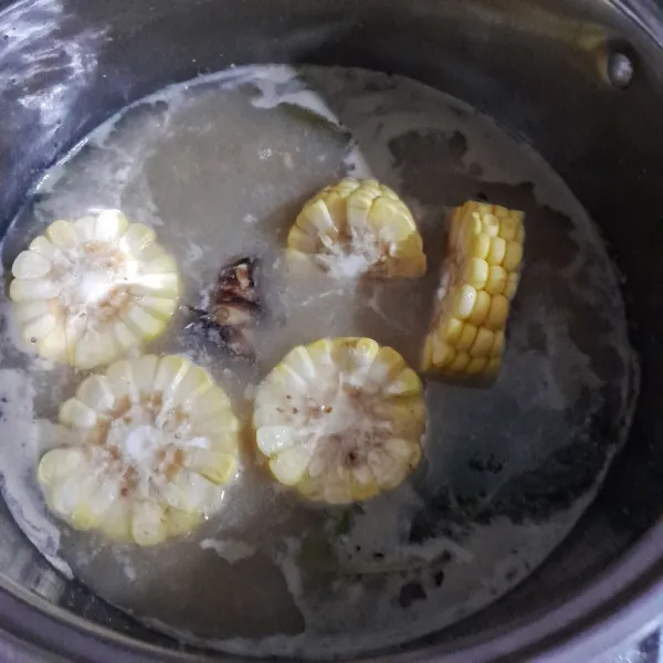 Masukkan jagung manis.