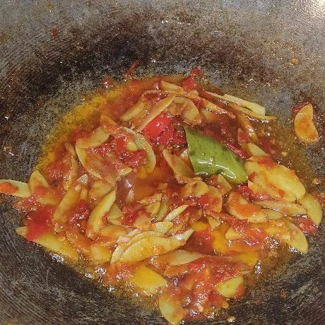 Masukkan jengkol ke dalam bumbu yang sedang ditumis, koreksi rasa. Siap dihidangkan.