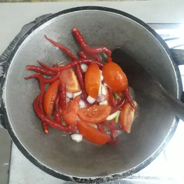 Goreng cabe, tomat, bawang merah dan bawang putih hingga layu.