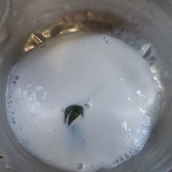 Buat kuah santan, masukkan air, santan instan dan daun pandan ke dalam panci.