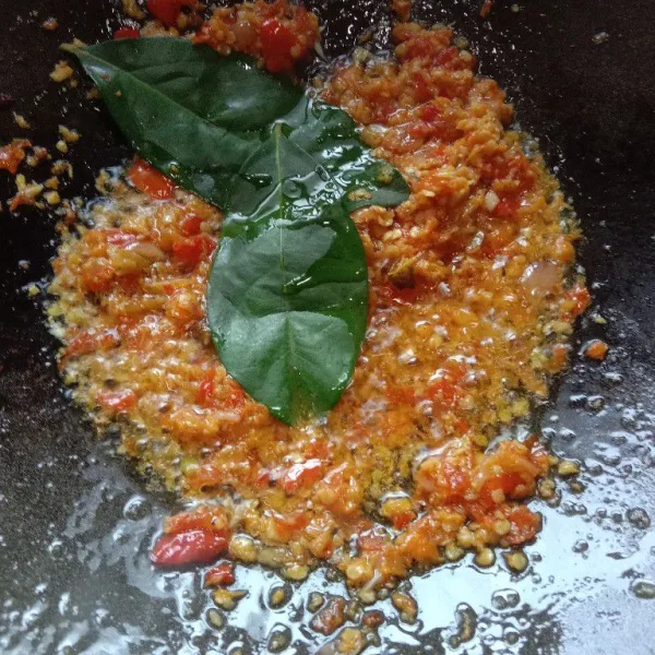 Haluskan bawang merah, bawang putih, cabe rawit merah, kemiri, lengkuas dan kunyit. Panaskan sedikit minyak, tumis bumbu halus beserta daun salam hingga matang.