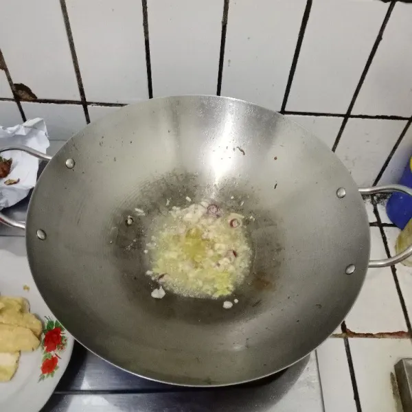 Tumis bawang merah dan bumbu uleg tadi hingga wangi.