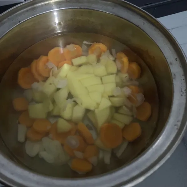 Potong kentang dan masukkan ke panci.