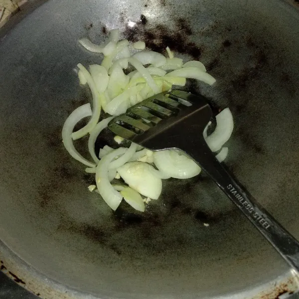 Tumis bawang putih dan bawang bombay hingga sedikit layu.