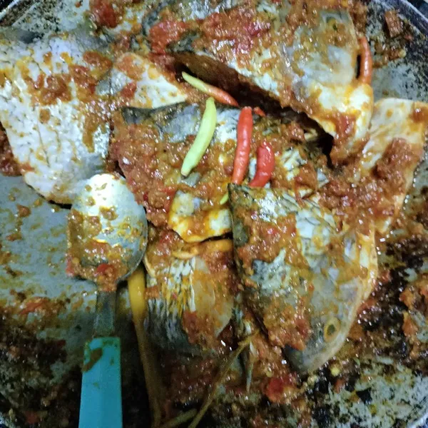 Kemudian setelah bumbu harum dan matang masukkan ikan gurami dan cabai rawit kecil aduk sampai rata.