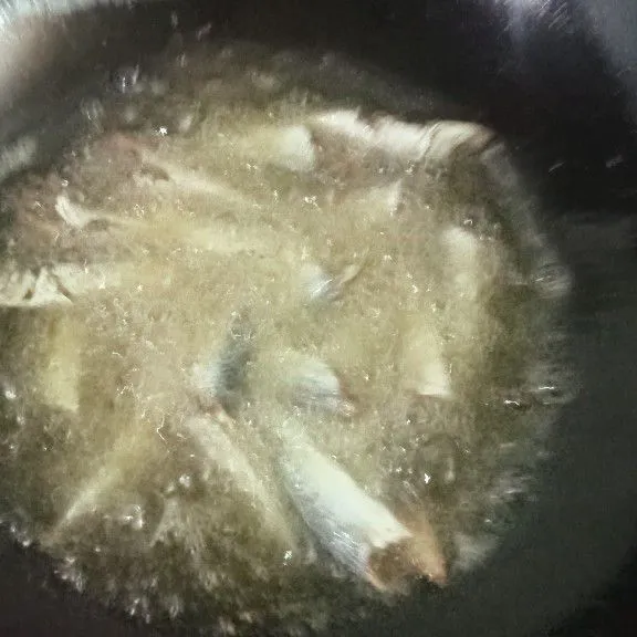 Setelah itu goreng ikan asin sebentar saja, sisihkan.