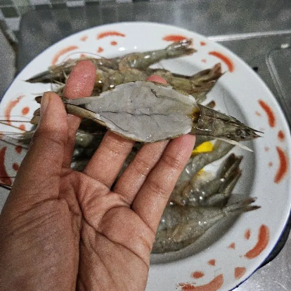 Belah udang tanpa putus kemudian cuci bersih (kepala jangan di buang). Setelah itu lumuri udang dengan bahan matinasi. Diamkan 15 menit di dalam kulkas.