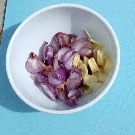 Potong bawang merah dan bawang putih.