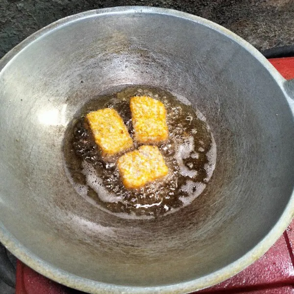 Kamu bisa terus menyantap nugget mie ini, atau menyimpannya di dalam lemari es. Goreng menggunakan api kecil hingga berwarna kuning keemasan.