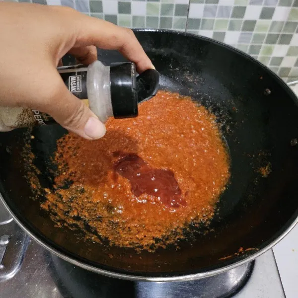 Tambahkan saus tomat, lada, kecap manis, air asam jawa serta kaldu bubuk. Aduk rata cicipi rasanya.