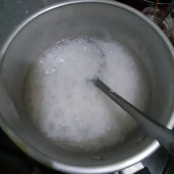 Campur bahan lapisan kedua dan masak hingga mendidih.