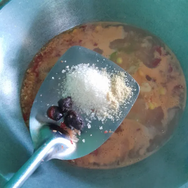 Tambahkan garam, gula pasir, kaldu bubuk dan asam jawa.