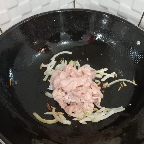 Tumis bawang bombay hingga harum, lalu masukkan ayam yang sudah dipotong-potong. Masak hingga setengah matang.