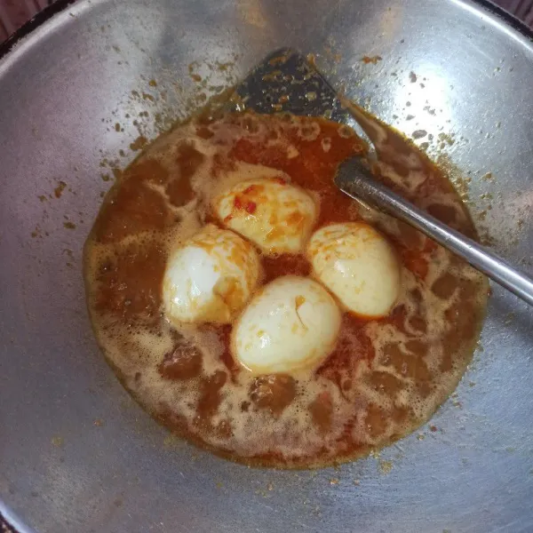 Masukkan telur, aduk hingga tercampur rata.