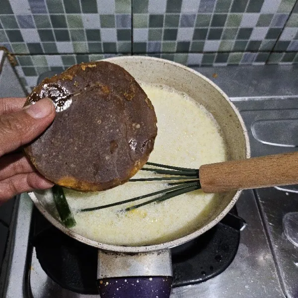 Tambahkan gula aren, garam, serta gula pasir.