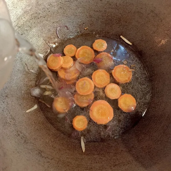 Masukan wortel tumis sebentar kemudian masukan air dan masak sampai agak empuk.