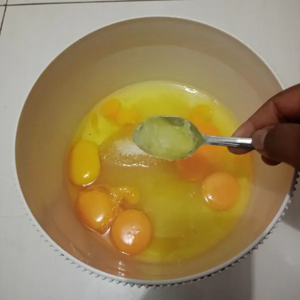 Masukan telur, gula, ke dalam wadah.