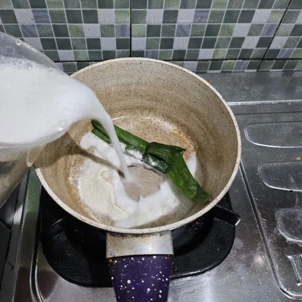 Masukkan agar-agar, santan , vanili , air serta daun pandan ke dalam wajan.