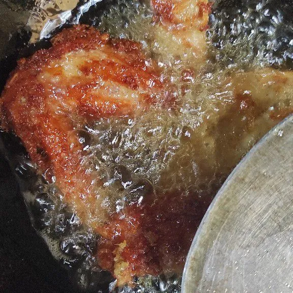 Goreng ayam yang sudah ditiriskan.