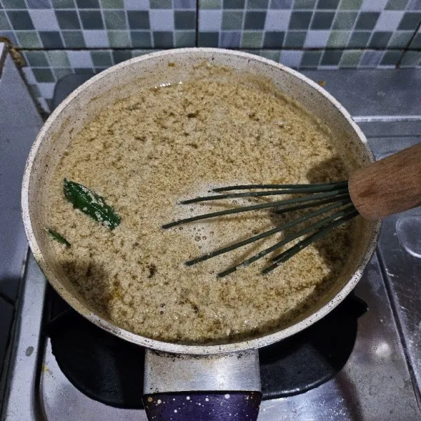 Nyalakan api nya lalu masak hingga agar terlihat memgumpal. Selama memasak harus terus diaduk agar lumut nya bagus. Setelah itu matikan api. Biarkan uap panasnya hilang. Aduk-aduk. Jika agar-agar sudah hangat. Aduk kembali agar lumutnyaa tidak mengapung.