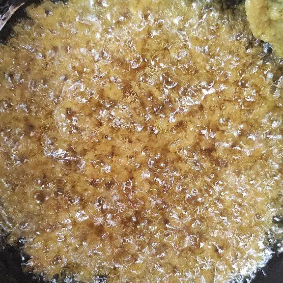 Untuk bumbu, aduk hingga mengental dan agak kering, kemudian goreng.