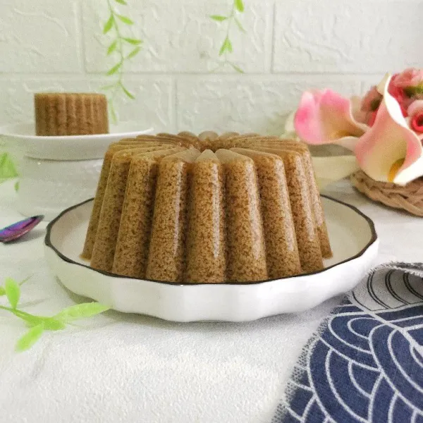Biarkan hingga set, diamkan semalaman di kulkas agar lebih nikmat. Keluarkan dari loyang dan potong sesuai selera. Lalu sajikan.