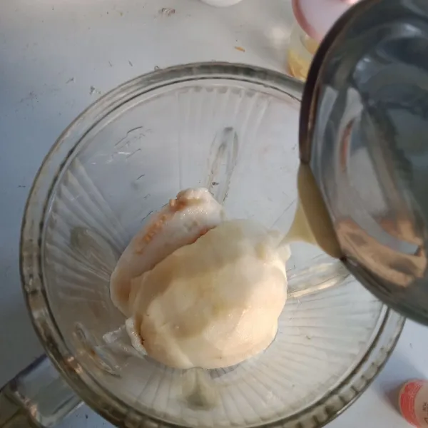 Masukkan susu kental manis dan sirup cocopandan.