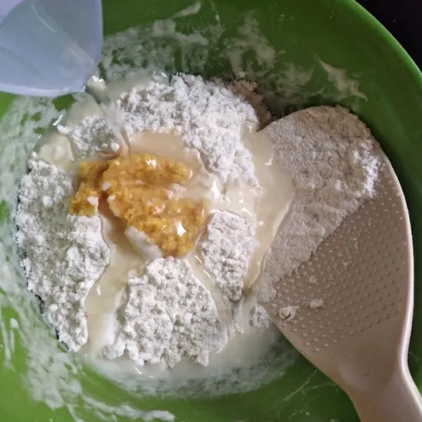 Dalam mangkuk masukkan tepung terigu, tepung beras, bumbu halus, dan tuang air sedikit demi sedikit.