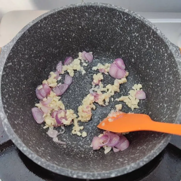 Panaskan minyak, tumis bawang merah iris dan bawang putih cincang hingga harum.