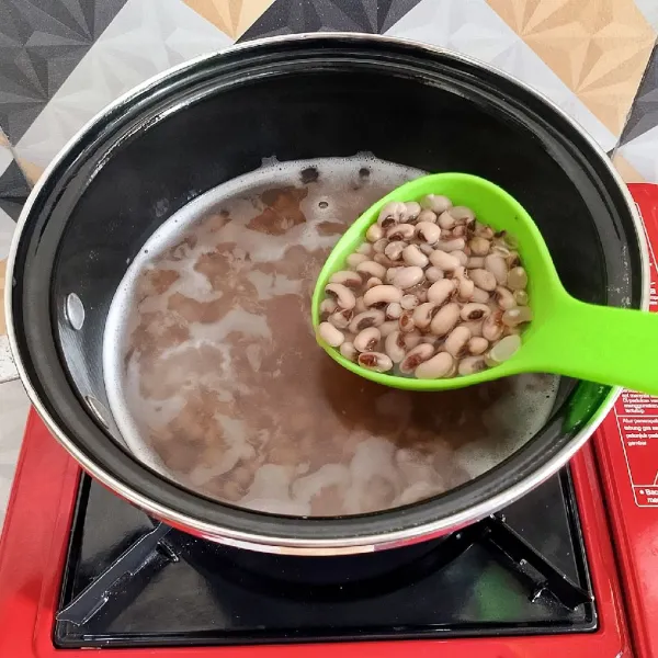 Kemudian masak dengan secukupnya air hingga kacang benar- benar empuk.