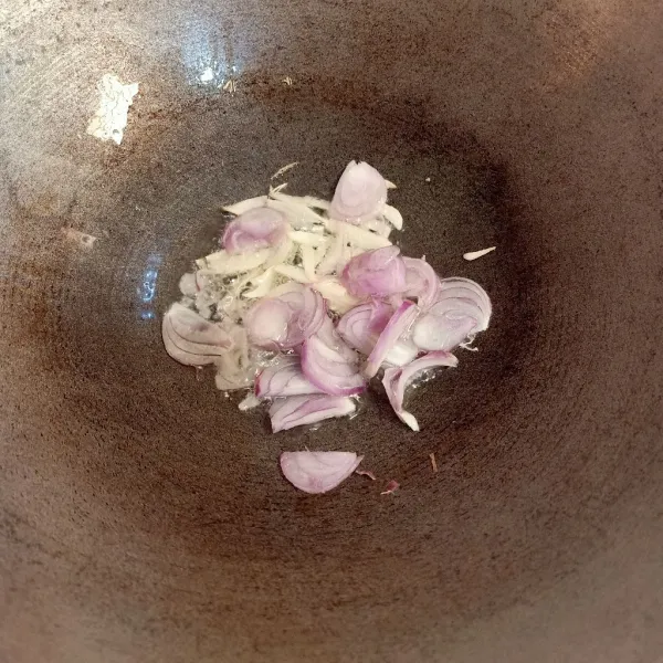 Panaskan sedikit minyak dan tumis bawang putih yang telah diiris terlebih dahulu sampai harum baru bawang merah hingga agak layu.