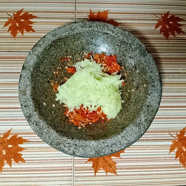 Masukkan parutan mangga.