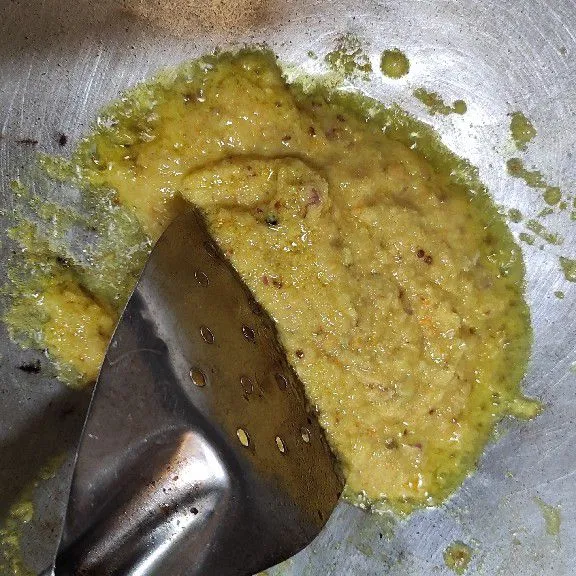 Haluskan bumbu, kemudian tumis menggunakan minyak goreng, tunggu hingga harum.