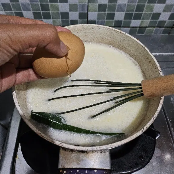 Masukkan telur, lalu kocok merata.