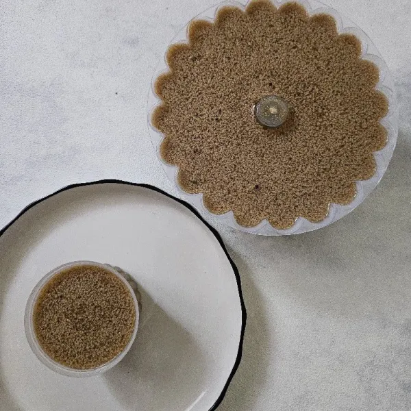 Setelah itu tuang ke dalam cetakan puding. Adonan puding harus di tuang ke cetakan ketika bahan puding sudah hampir dingin agar motif lumut nya bagus. Sebelum di tuang ke cetakan wajib di aduk-aduk.