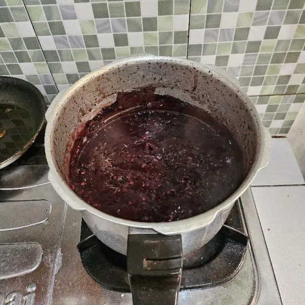 Setelah itu buka tutup  presto masak kembali hingga air menyusut dan bubur lembut.