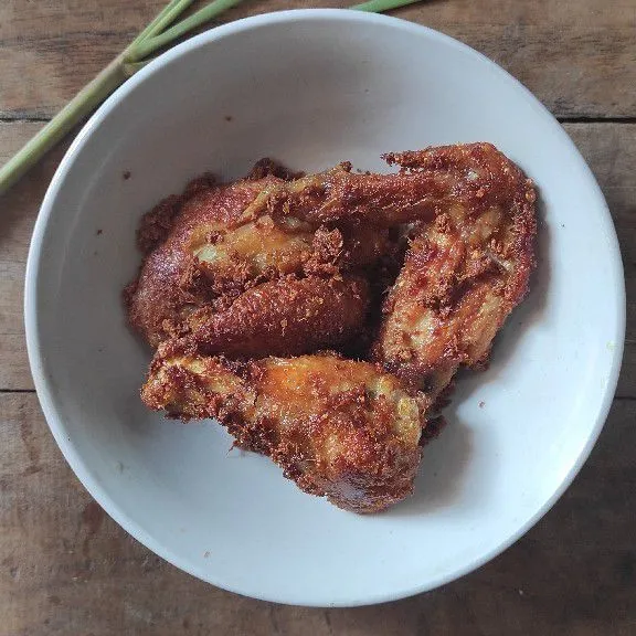 Bumbu yang sudah digoreng kering dapat dijadikan taburan ayam, dan ayam goreng siap dinikmati.