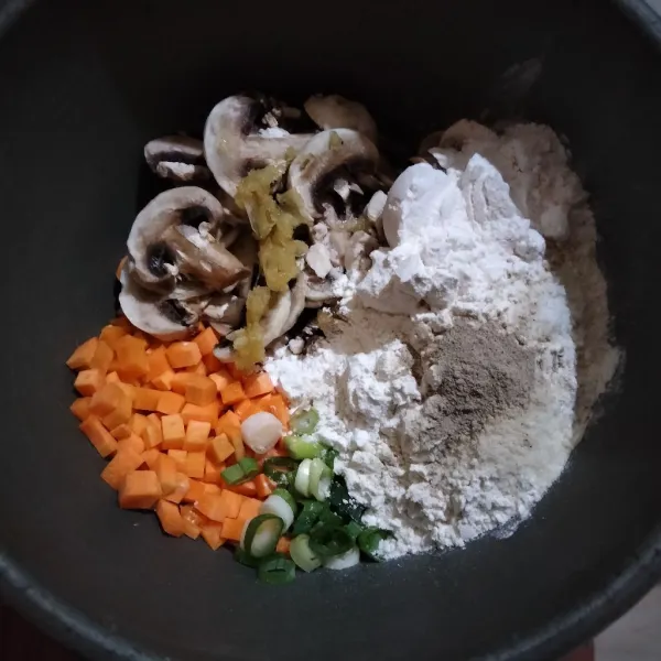 Masukkan tepung terigu, tepung tapioka, bawang putih, garam, kaldu bubuk, dan merica bubuk.