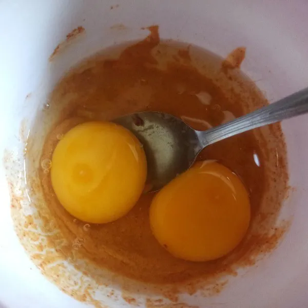 Selanjutnya masukkan telur, kocok hingga rata.