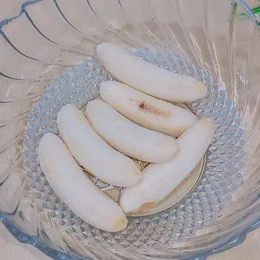 Siapkan 6 buah pisang masak, kupas kulitnya lalu hancurkan hingga halus menggunakan garpu.
