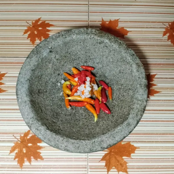 Uleg cabe rawit dengan secukupnya garam butir hingga halus.