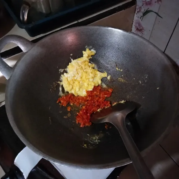 Orak arik telur lalu sisihkan pinggir wajan, tambahkan minyak goreng lalu tumis bumbu halus hingga harum.